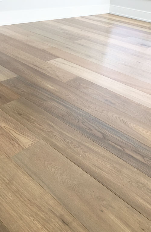 Rafraîchissement de planchers de bois préhuilés